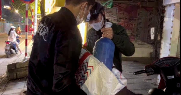 Hà Nội: Cảnh sát 141 hóa trang tóm gọn nam thanh niên đang 'ship' 2 bình khí cười