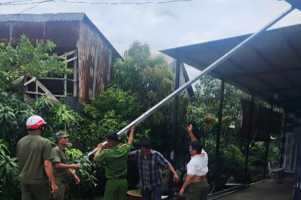 Kiên Giang: Công an xã Nam Yên hỗ trợ người dân khắc phục hậu quả sau lốc xoáy