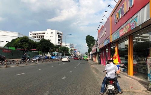 Khách bị “giám sát” khi vào mua sắm tại Con Cưng ở TPHCM