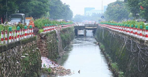 Hà Nội: Nơm nớp lo khi đi qua đường liên tục sạt lở