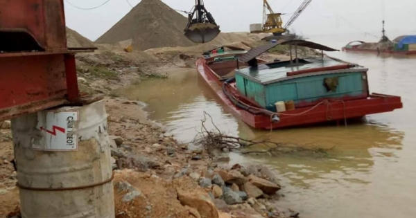 Hà Tĩnh: Bất chấp quy định, liều lĩnh kinh doanh dưới cột điện cao thế Hà Tĩnh: Bất chấp quy định, liều lĩnh kinh doanh dưới cột điện cao thế