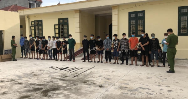 Hưng Yên: Nhóm thanh niên chửi bới, hò hét, đánh nhau bằng dao phóng lợn, tuýp sắt Hưng Yên: Nhóm thanh niên chửi bới, hò hét, đánh nhau bằng dao phóng lợn, tuýp sắt