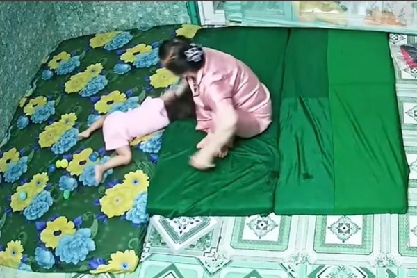 Bắt khẩn cấp “bảo mẫu” bạo hành nhiều bé tại điểm giữ trẻ tự phát ở Long An