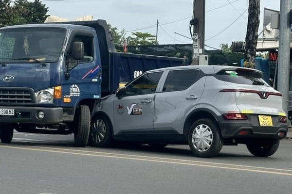 Taxi móp đầu sau va chạm với xe tải trên phố