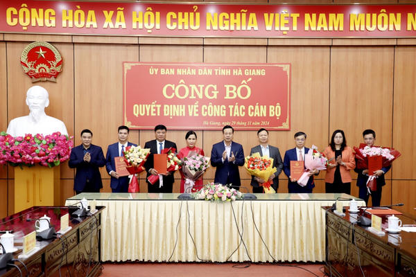 UBND tỉnh Hà Giang công bố các quyết định điều động, bổ nhiệm cán bộ