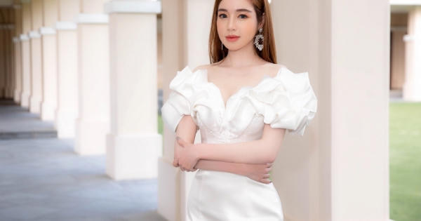 'Gái hai con' Elly Trần hút mắt với váy hở bạo tại Đà Nẵng
