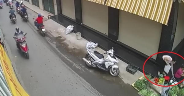 Bắt khẩn cấp người phụ nữ đi xe sang trộm túi tiền của bà cụ bán rau