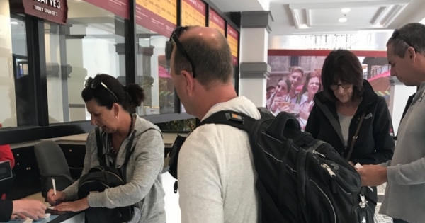 “Cánh cửa” visa, vì sao chỉ “mở hé”?