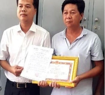 Tặng giấy khen cho người trả lại tài sản gần 100 triệu đồng nhặt được trên đường