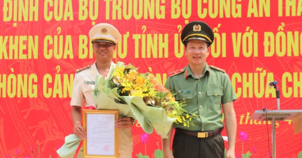 Trao Quyết định thăng hàm vượt cấp cho Trung uý Thái Ngô Hiếu