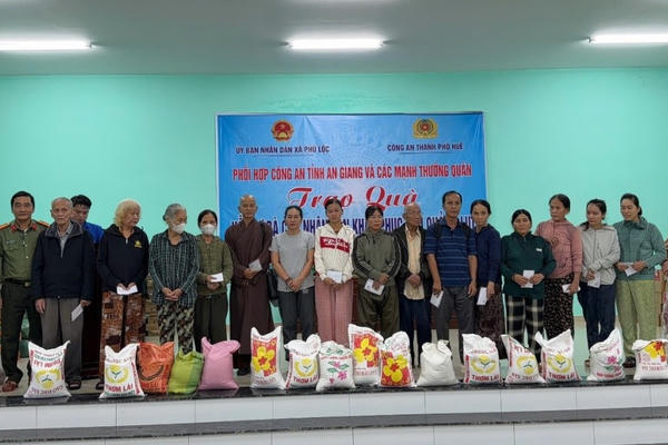 Công an tỉnh An Giang cùng các nhà hảo tâm sẻ chia với người dân vùng bão lũ tại thành phố Huế Công an tỉnh An Giang cùng các nhà hảo tâm sẻ chia với người dân vùng bão lũ tại thành phố Huế