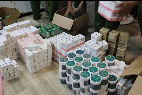 Triệt phá đường dây sản xuất 12 tấn kem trộn dùng bột hóa chất