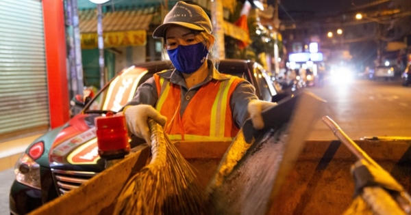 Tết của nữ công nhân quét rác đêm giao thừa