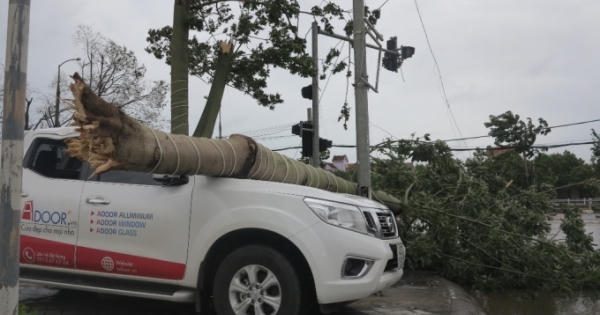 Xe đoàn kiểm tra, khắc phục thiệt hại bão số 2 bị lật, hai người tử vong