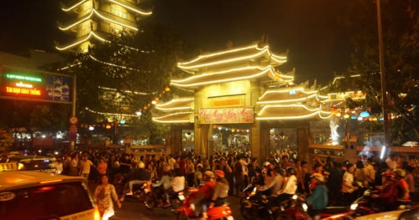 Người Sài Gòn đi chùa lễ phật lúc giao thừa