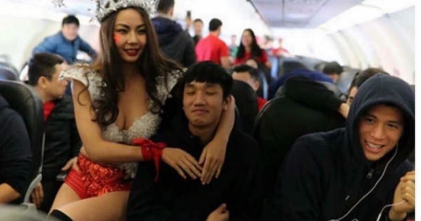 “Để người mẫu mặc hở hang trên chuyến bay với U23 Việt Nam là chiêu PR rẻ tiền” “Để người mẫu mặc hở hang trên chuyến bay với U23 Việt Nam là chiêu PR rẻ tiền”