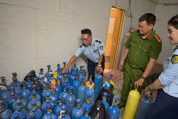 Phát hiện, tạm giữ hàng trăm bình khí N2O không rõ nguồn gốc