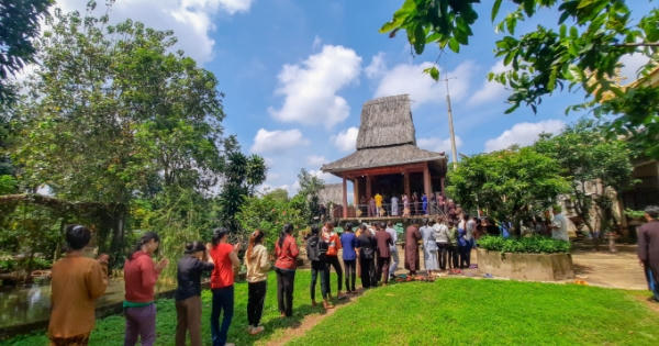 Vu lan dâng hương tưởng niệm tại đền thờ Bác Hồ Vu lan dâng hương tưởng niệm tại đền thờ Bác Hồ