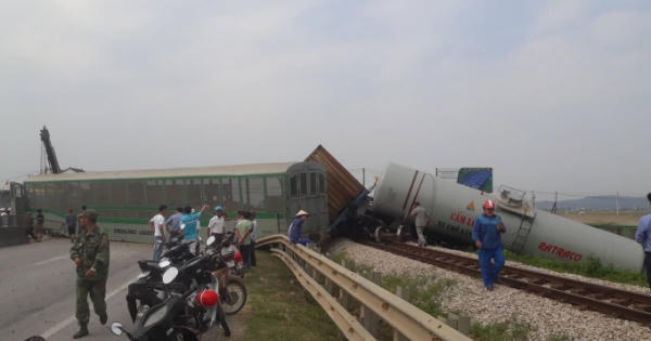 Clip: Giây phút tàu hỏa tông xe tải, 4 toa tàu gãy lật khỏi đường ray