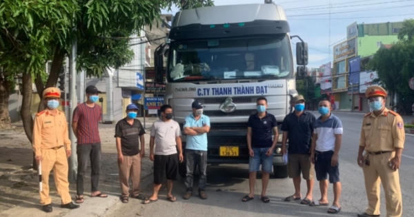 6 người trốn trên xe đầu kéo để “thông chốt” ra khỏi TP Vinh