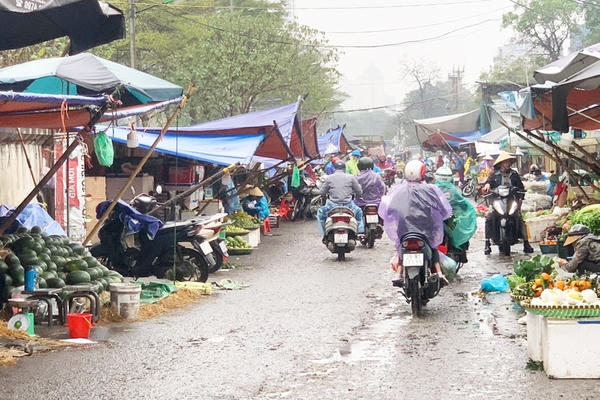 UBND các xã, phường chịu trách nhiệm toàn diện trong việc giải tỏa chợ "cóc", chợ "tạm"