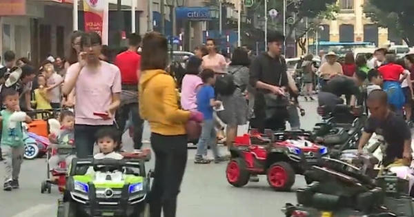 Hà Nội: Nhiều dịch vụ chui bùng phát ở phố đi bộ Hồ Gươm