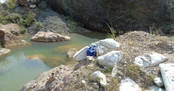 Vụ đổ phế thải xi măng gây ô nhiễm ở Ninh Bình: Bắt quả tang xe tải đổ trộm Vụ đổ phế thải xi măng gây ô nhiễm ở Ninh Bình: Bắt quả tang xe tải đổ trộm