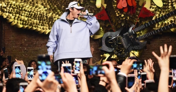 Hậu Valentine, Sơn Tùng M-TP "trốn fan" bằng Dream không mũ bảo hiểm