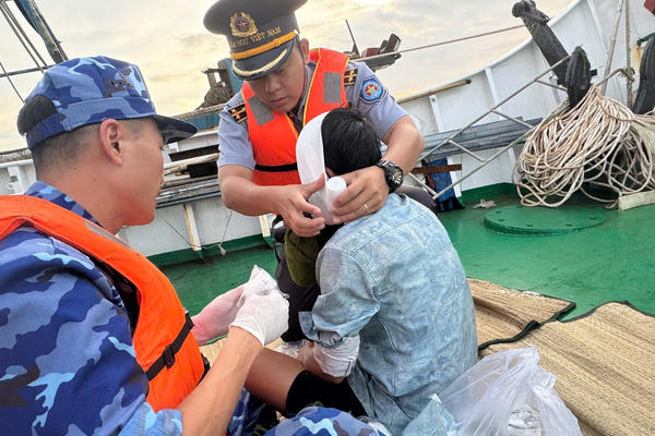 Tàu Kiểm ngư KN-201 tiếp tục kịp thời cứu nạn ngư dân trên biển