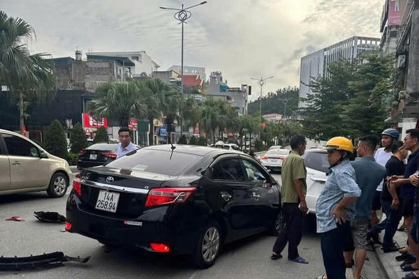 Va chạm liên hoàn giữa 4 ô tô và 1 xe máy trên QL18