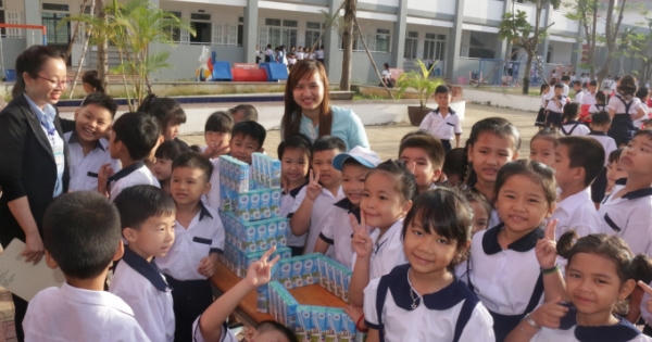 Thêm 10.000 học sinh được uống sữa Cô gái Hà Lan