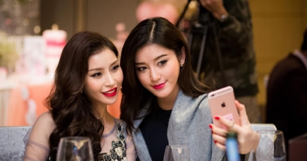 Lam Cúc và á hậu Huyền My tươi thắm như hoa Xuân