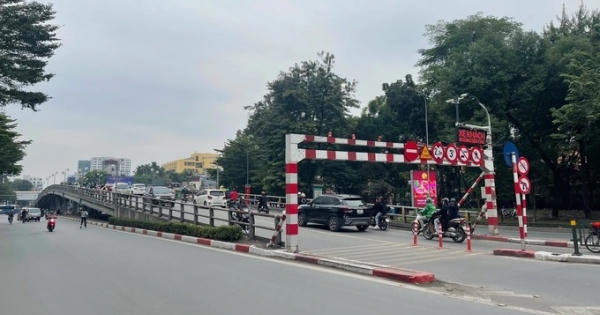 Cây cầu "bất ổn" ở Hà Nội được lắp camera thông minh cảnh báo xe từ xa Cây cầu "bất ổn" ở Hà Nội được lắp camera thông minh cảnh báo xe từ xa