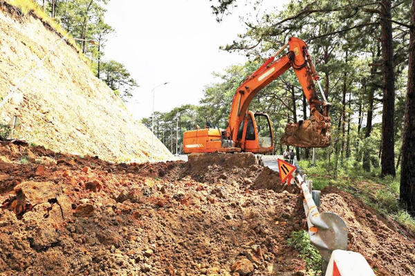 Khẩn trương xử lý sạt trượt đèo Prenn, tạm mở lại đường theo khung giờ
