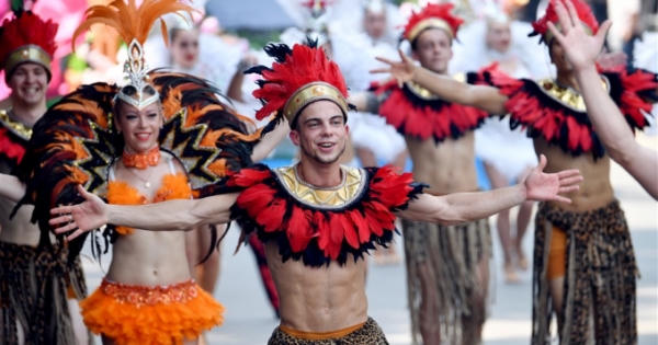 Carnival đường phố khuấy động phố đi bộ Hồ Gươm nhân kỷ niệm “20 năm Thành phố Vì hòa bình”