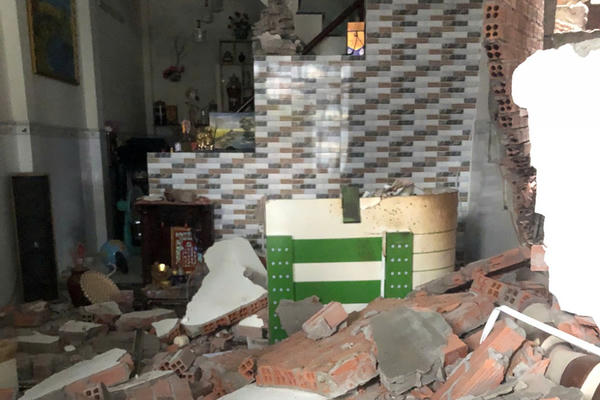 TP HCM: Nổ nồi hấp dầu trầm hương khiến một người bị thương, nhiều nhà sập tường