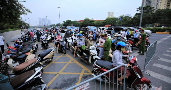 Lực lượng chức năng căng mình làm việc tại các chốt kiểm soát dịch Lực lượng chức năng căng mình làm việc tại các chốt kiểm soát dịch