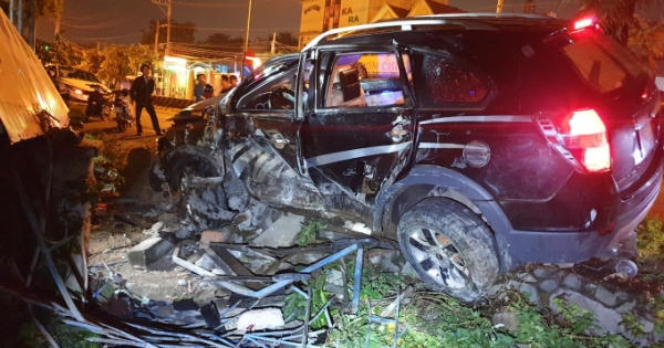 Bình Dương: Sau tiếng động lớn trong đêm, phát hiện xe ô tô biến dạng nằm trên vỉa hè, 3 người thương vong