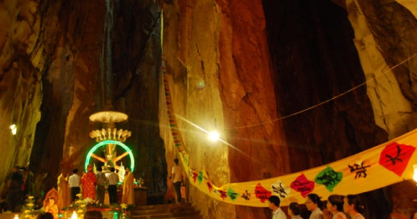 Nguồn gốc lễ Vu Lan và nghi thức bông hồng cài áo