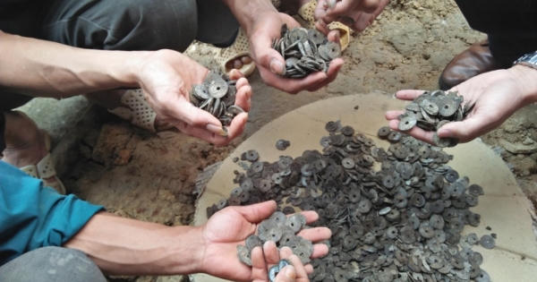 Đào móng nhà bất ngờ phát hiện hũ tiền xu gần 10kg