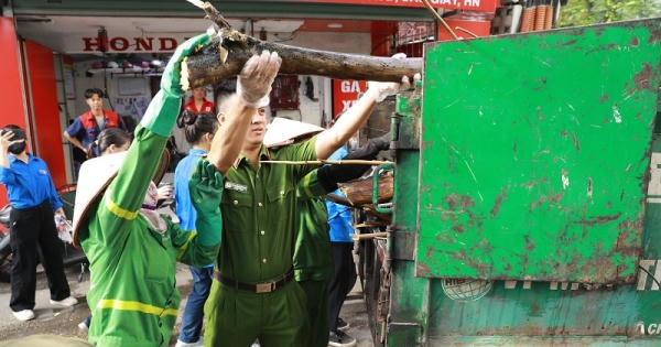Công an chung tay cùng nhân dân dọn rác dưới trời nắng 40 độ C