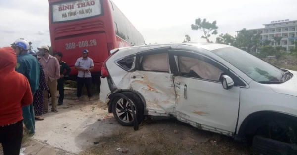 Hà Tĩnh: Xe khách giường nằm va chạm với ô tô 7 chỗ, hành khách hoảng loạn Hà Tĩnh: Xe khách giường nằm va chạm với ô tô 7 chỗ, hành khách hoảng loạn