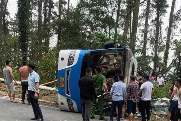 Khẩn trương khắc phục hậu quả vụ tai nạn nghiêm trọng tại Vĩnh Phúc Khẩn trương khắc phục hậu quả vụ tai nạn nghiêm trọng tại Vĩnh Phúc