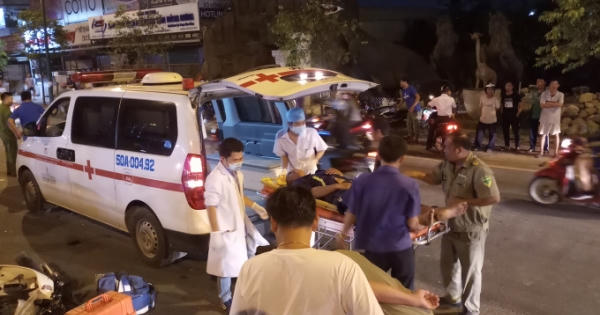 Xe máy chạy ngược chiều lao đầu vào ô tô, một thanh niên bị thương nặng