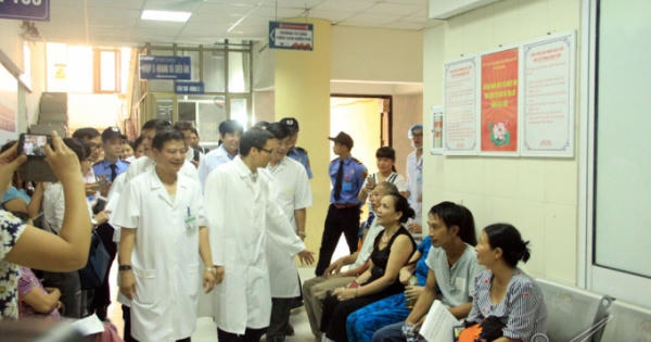 Phó Thủ tướng Vũ Đức Đam vào bệnh viện động viên y bác sĩ Phó Thủ tướng Vũ Đức Đam vào bệnh viện động viên y bác sĩ
