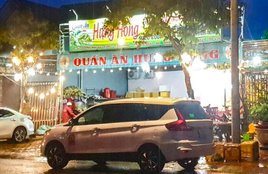 Con trai bàng hoàng phát hiện cha mình nằm bất động dưới nền nhà, sau đó tử vong