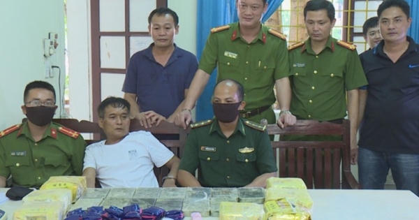 Nghệ An: Bắt 4 đối tượng tàng trữ, mua bán số lượng ma túy ‘khủng’ Nghệ An: Bắt 4 đối tượng tàng trữ, mua bán số lượng ma túy ‘khủng’
