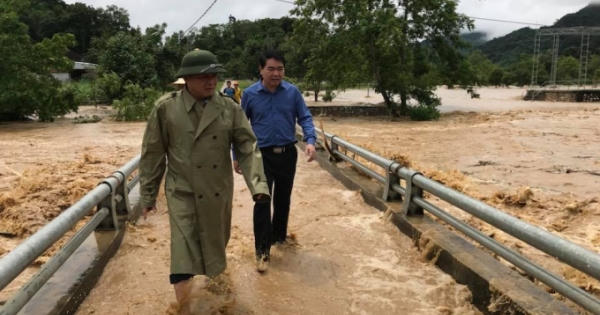 Nghệ An: Mưa lũ khiến 5 người chết, bản làng bị cô lập trong biển nước