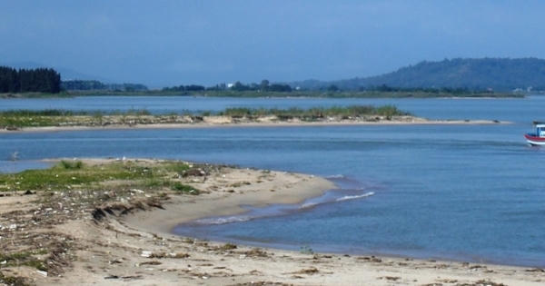 Quảng Ngãi: Cửa Đại sạt lở, bồi lấp cửa biển, dân khốn đốn