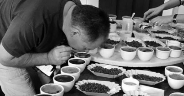 Uống một ly cafe "mất đứt" gần nửa chỉ vàng Uống một ly cafe "mất đứt" gần nửa chỉ vàng